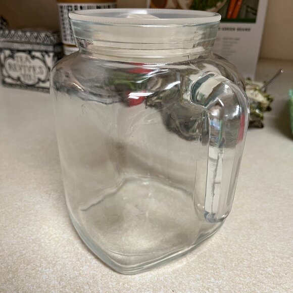 Bormioli Rocco 68 oz. Frigoverre Glass Pitcher with Locking Lid Milk Tea Water - Picture 4 of 10